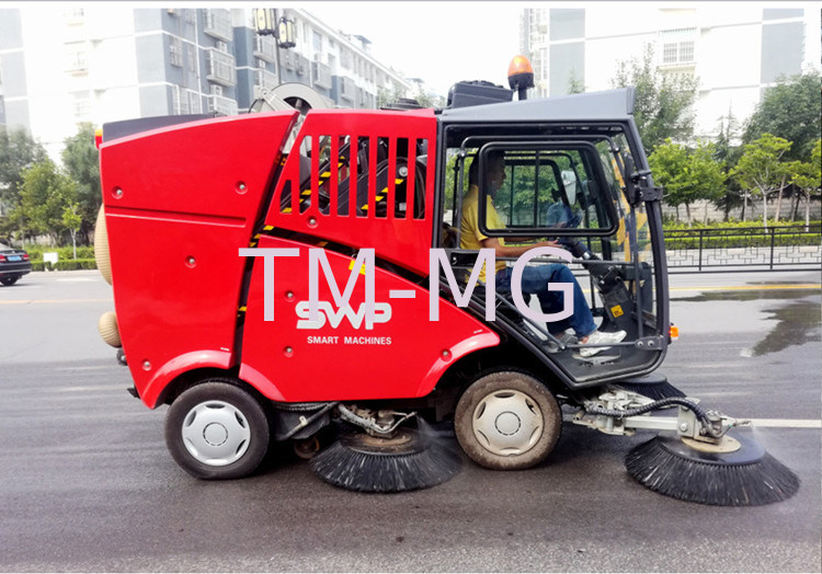 Multifunction Mini Street Sweeper Machine 2.2m Cleaning Width 10km/H